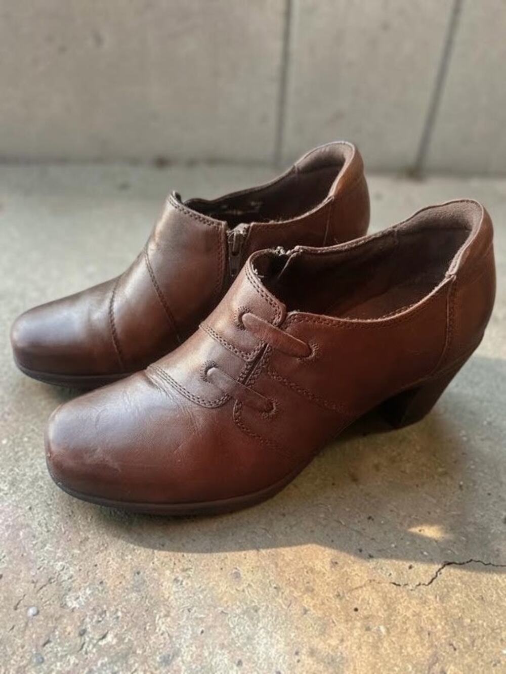 Clarks Bendables women's brown leather ankle booties/shoes in size 7M.